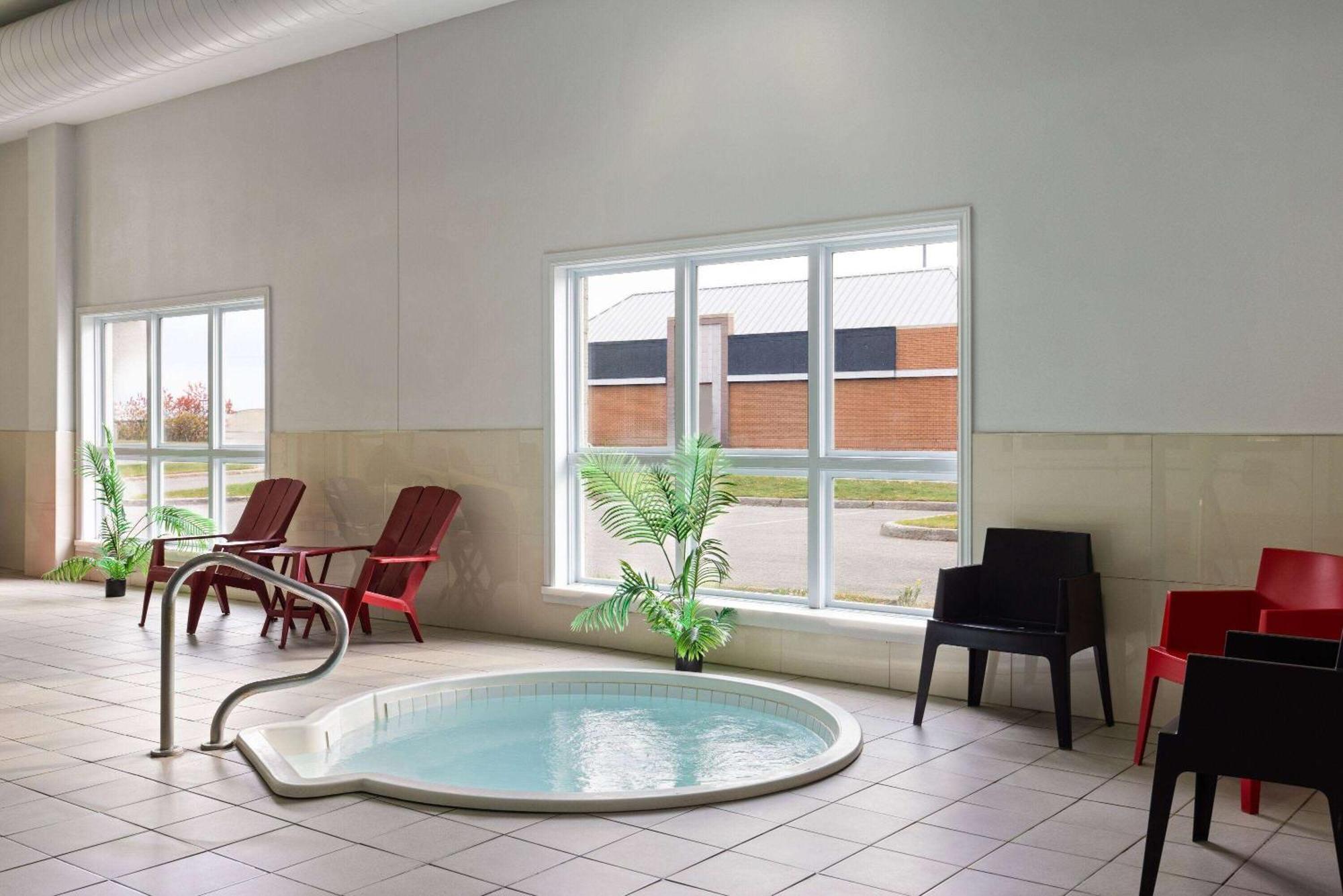 Super 8 By Wyndham St-jerome Hotel