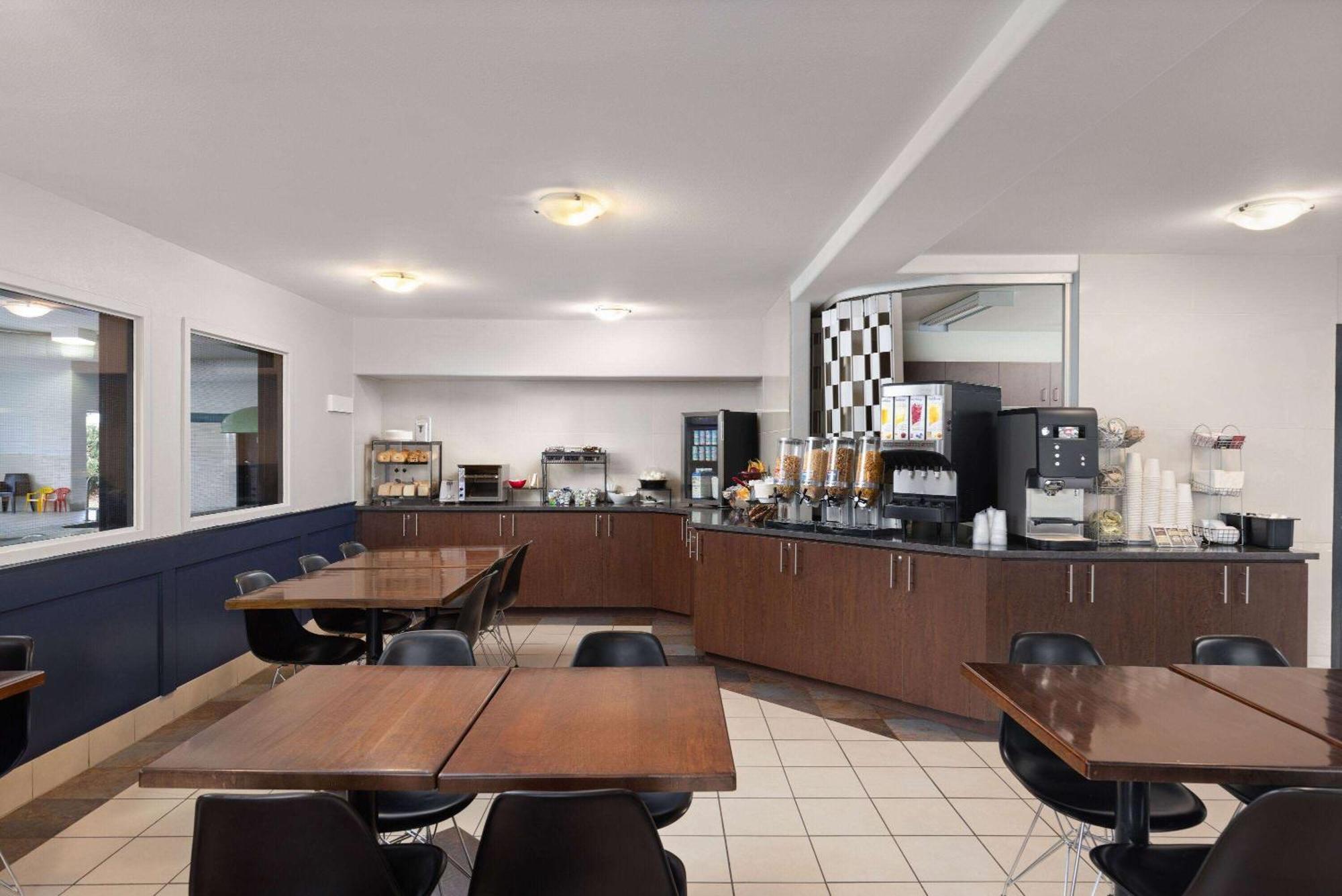 Hotel Super 8 By Wyndham St-jerome