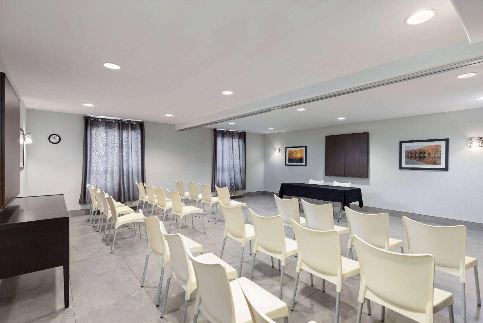 Hotel Super 8 By Wyndham St-jerome Saint-Jerome