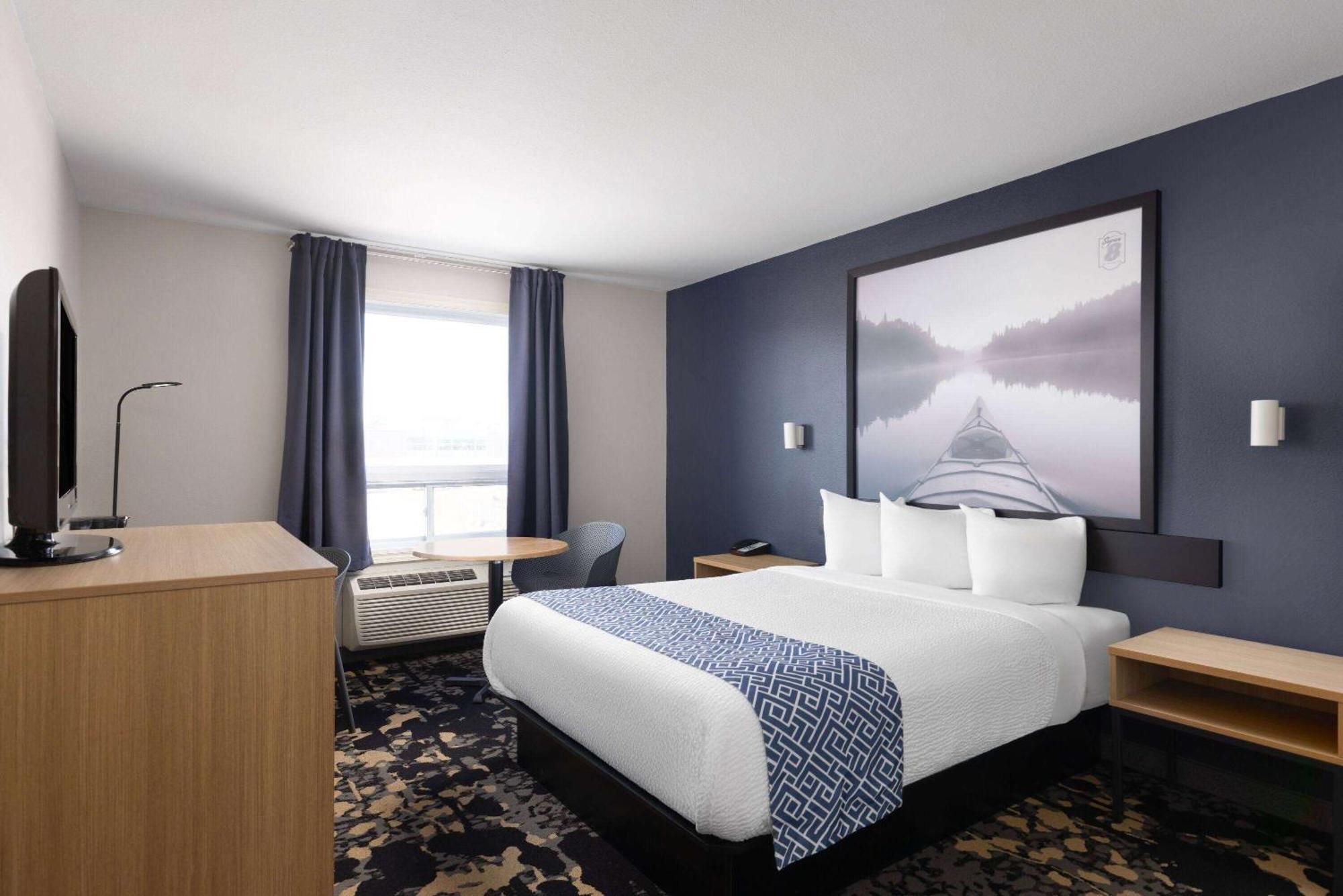 Super 8 By Wyndham St-jerome Hotel