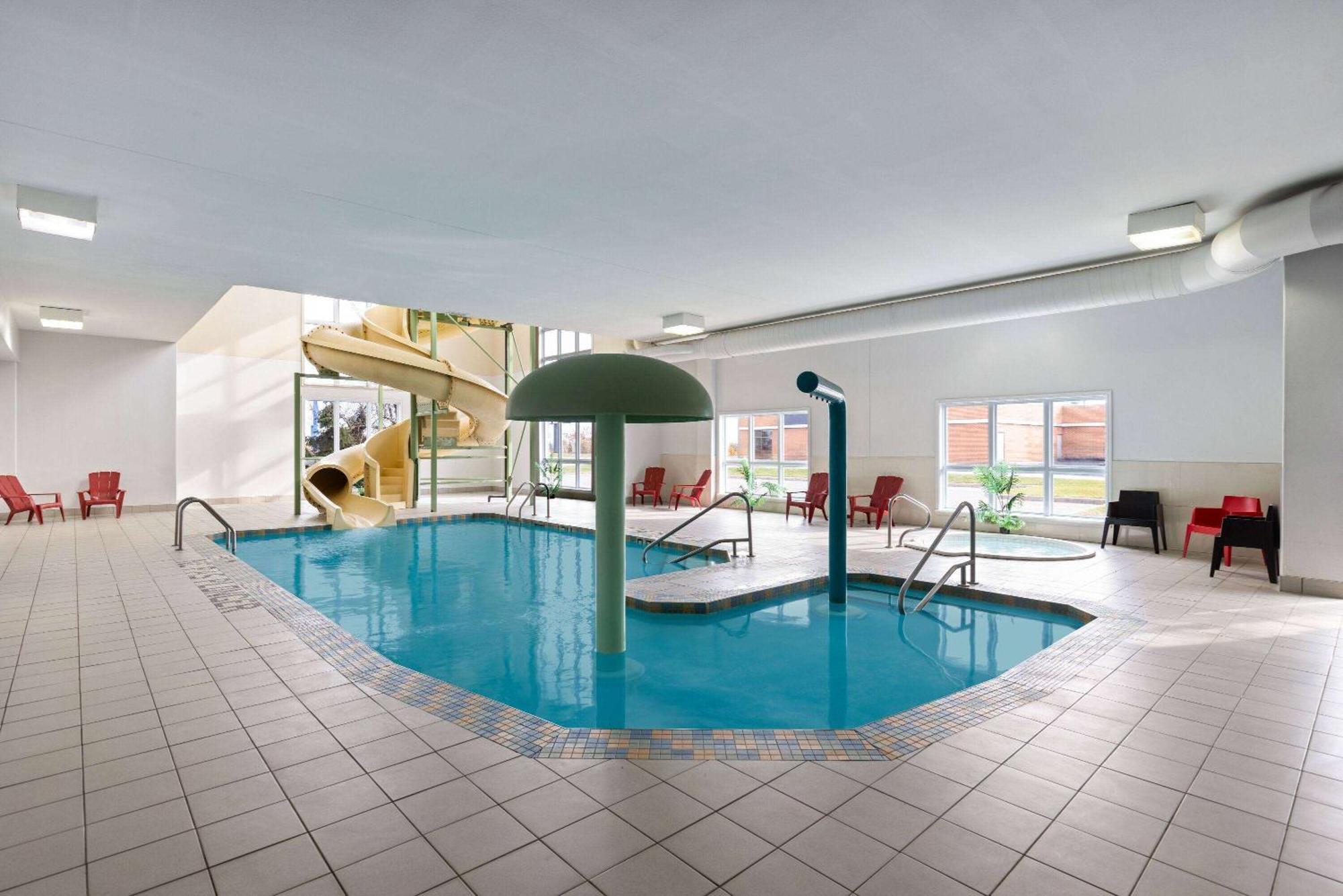Hotel Super 8 By Wyndham St-jerome 3*