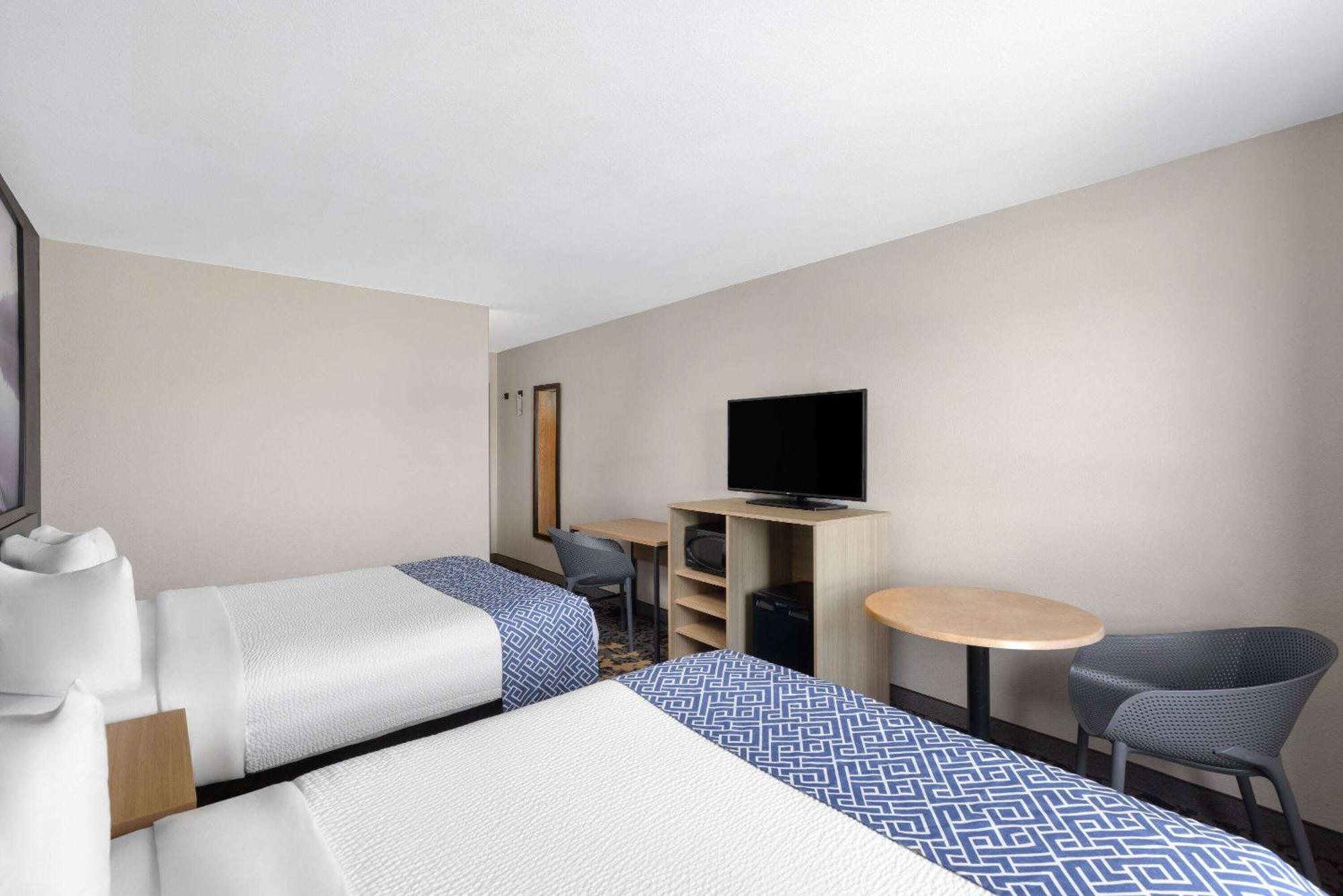 Hotel Super 8 By Wyndham St-jerome Saint-Jerome