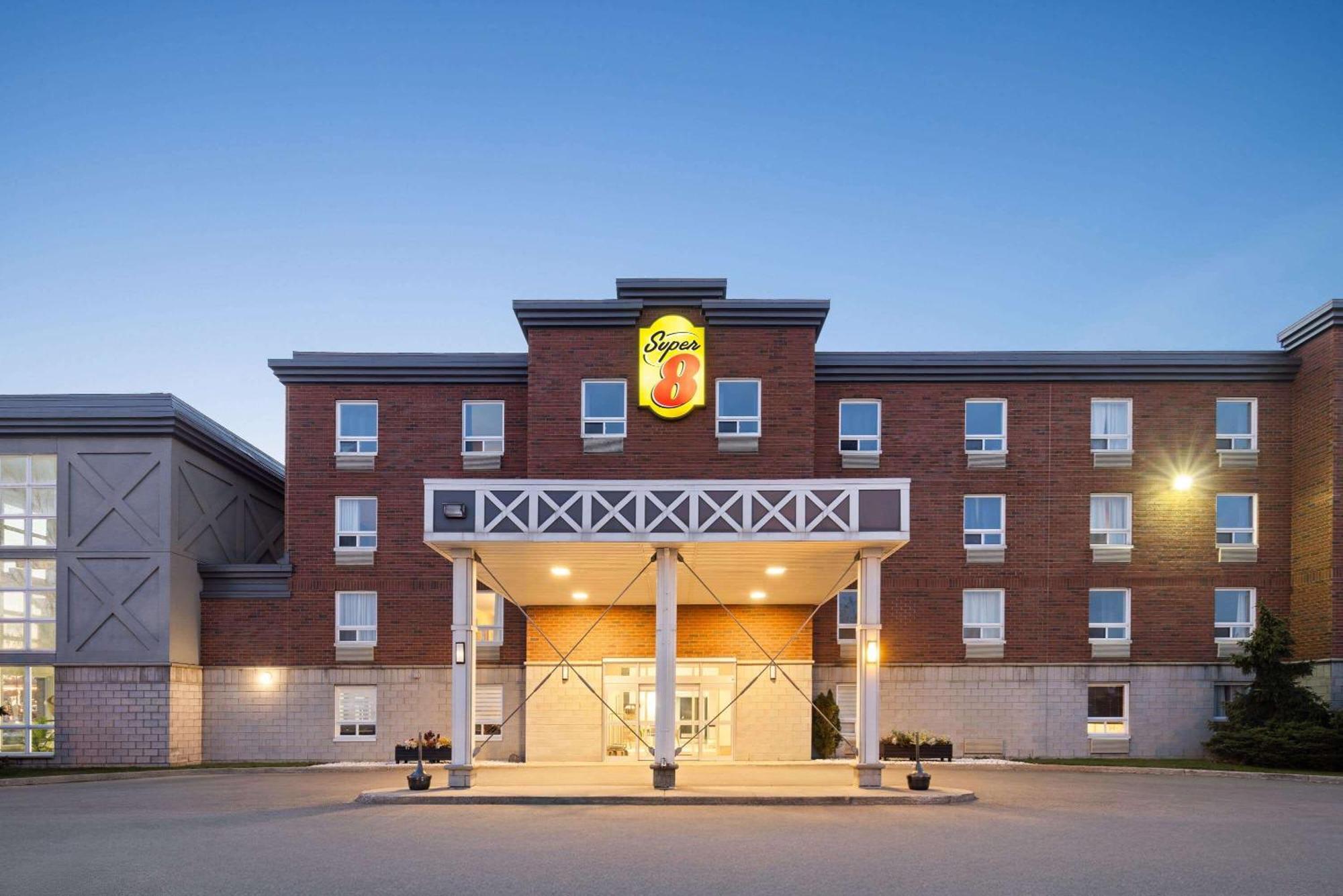Super 8 By Wyndham St-jerome 3*
