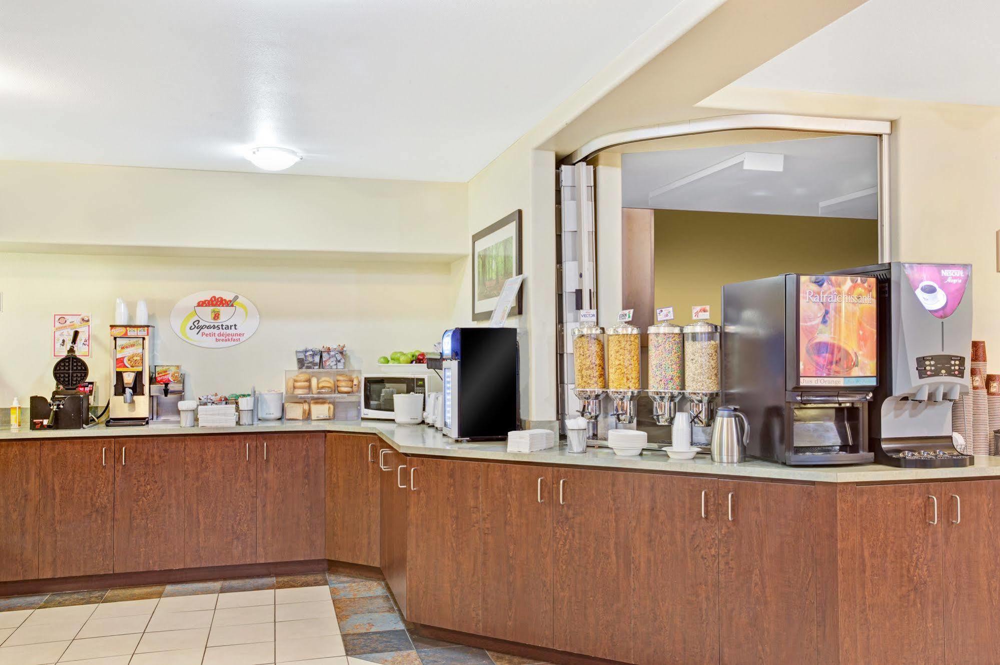 Super 8 By Wyndham St-jerome 3*